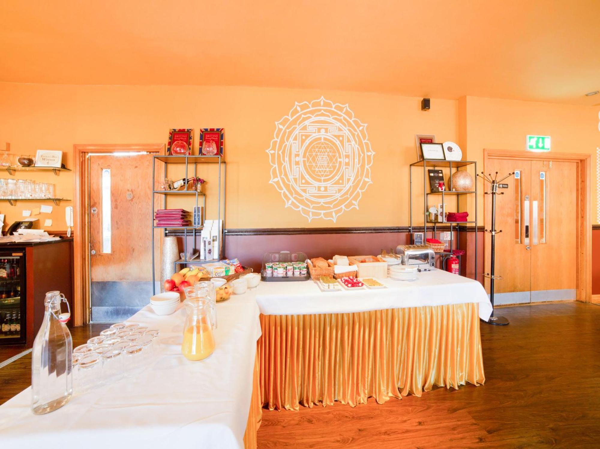 Mehfil Hotel Хилингдън Екстериор снимка